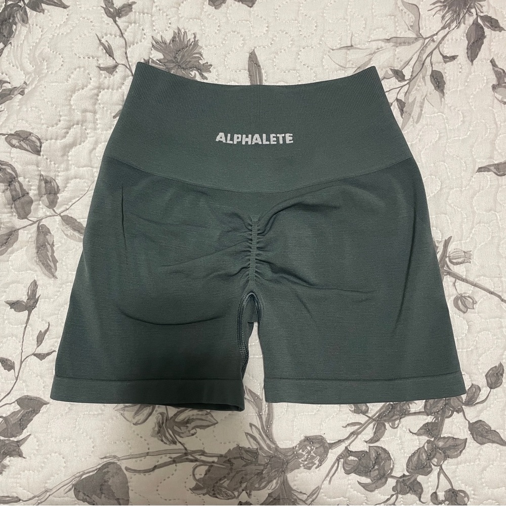 Alphalete Amplify Short in Charcoal (XS)